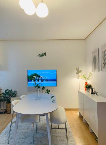 a white dining room with a white table and chairs at Cozy Erin Stay, Itaewon Seoul in Seoul