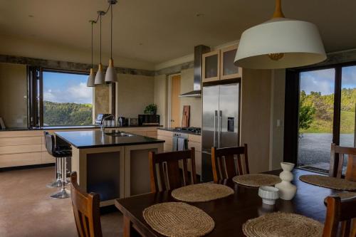 Una cocina o cocineta en Off-Grid Luxury - Soak In The View!