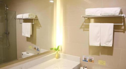 Ένα μπάνιο στο GreenTree Inn High-tech Zone Shandong University Bathing Beach Hotel