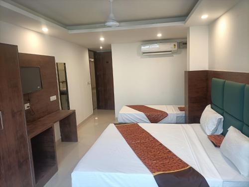Postel nebo postele na pokoji v ubytování Hotel Mount Near IGI Airport Delhi