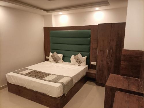 Postel nebo postele na pokoji v ubytování Hotel Mount Near IGI Airport Delhi