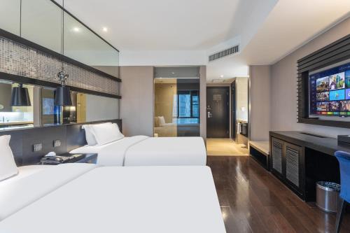 Guangzhou Baiyun Airport Orange Crystal Hotelにあるテレビまたはエンターテインメントセンター