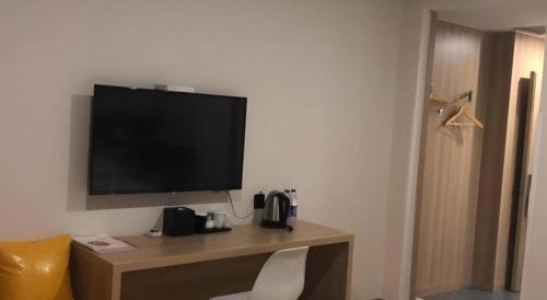 Zhangjiagang Guomao Hotelにあるテレビまたはエンターテインメントセンター