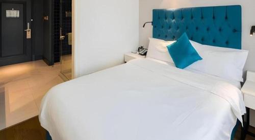 Postel nebo postele na pokoji v ubytování Shanghai Jinchen Hotel