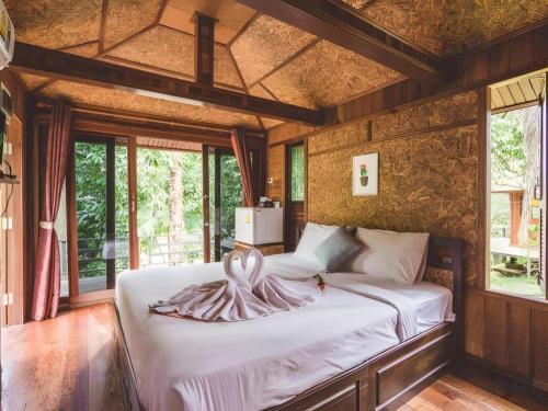 Katil atau katil-katil dalam bilik di River View Resort At Chaewlan