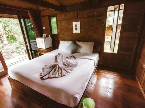 Katil atau katil-katil dalam bilik di River View Resort At Chaewlan