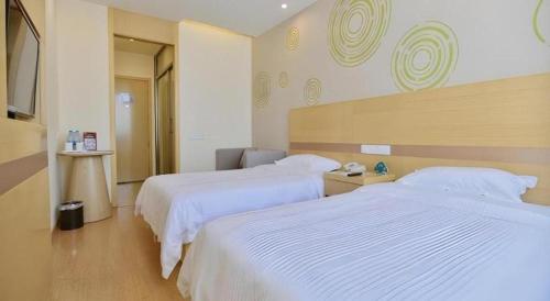Katil atau katil-katil dalam bilik di GreenTree Inn Shanghai National Convention and Exhibition Center Huaxiang Road