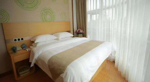 Katil atau katil-katil dalam bilik di GreenTree Inn Shanghai National Convention and Exhibition Center Huaxiang Road