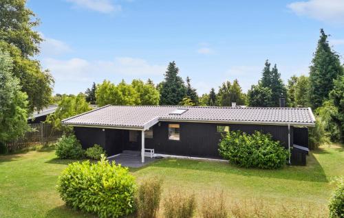 Κήπος έξω από το Stunning Home In Væggerløse With Wifi