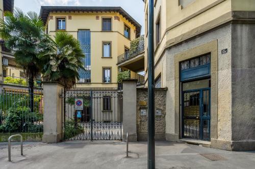 Entire apartment with Patio in the Isola Area