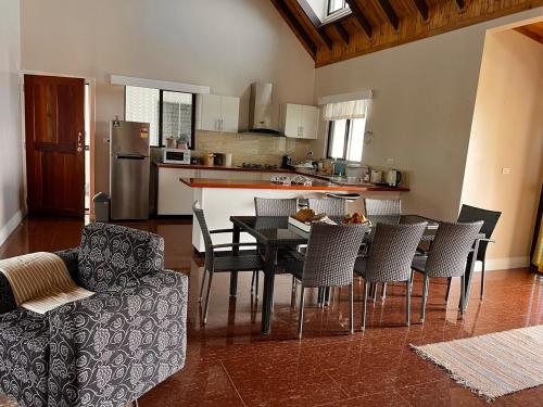 Una cocina o cocineta en A touch of Hamptons in Fiji