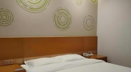 Ένα ή περισσότερα κρεβάτια σε δωμάτιο στο GreenTree Inn Anqing Yuexixian Wenquan Branch