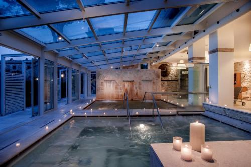 uma piscina interior com velas num edifício em B&B L'orto Delle Terme em Bagno Vignoni