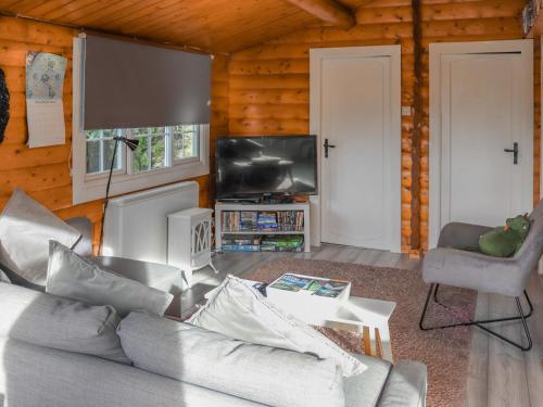 TV a/nebo společenská místnost v ubytování Babbling Brook Lodge