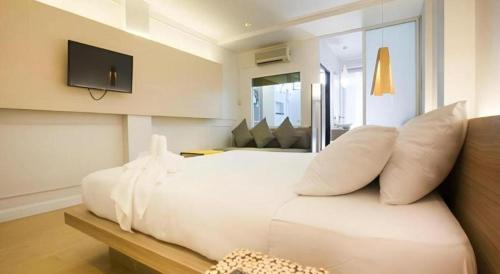 ハジャイにあるThe Bed Hotel Hatyaiの白いベッド(白い枕付)