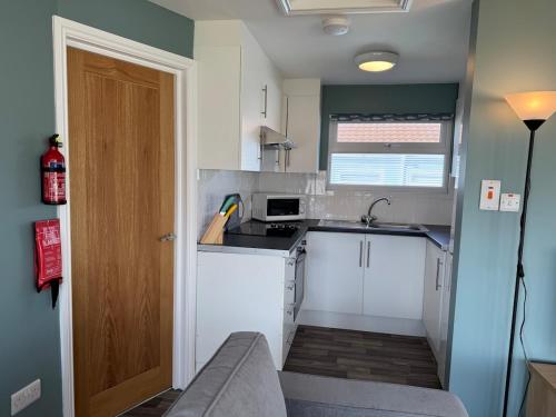 Kuchyň nebo kuchyňský kout v ubytování Beach Cottage 33, Just a Short Stroll to the Beach