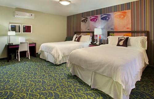 Postel nebo postele na pokoji v ubytování 7 Springs Inn & Suites