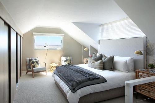 Voodi või voodid majutusasutuse Beachfront Bungalow with Private Pool in Camps Bay toas