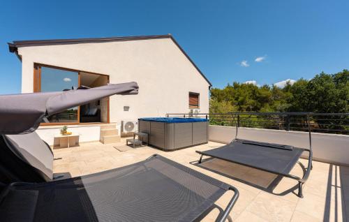 Χώρος καθιστικού στο 4 Bedroom Gorgeous Apartment In Korlat