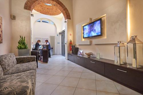 Una televisión o centro de entretenimiento en Hotel Cosimo de' Medici
