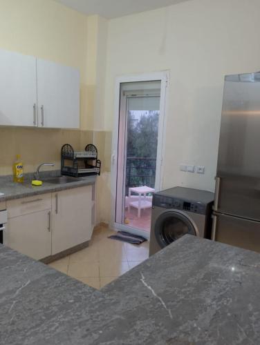 a kitchen with a washer and a washing machine at Jardin latlantique in Tangier