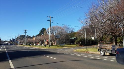 um camião a conduzir por uma estrada numa rua em Robertson Country Motel em Robertson