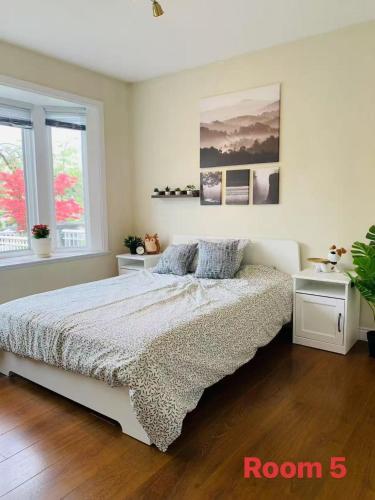 Postel nebo postele na pokoji v ubytování Near SkyTrain & Bus Stop Cozy Private Rooms in Vancouver Shared House