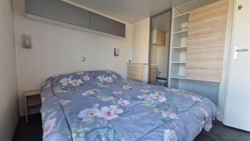a bedroom with a bed with a purple blanket at Camping Albox in Albox