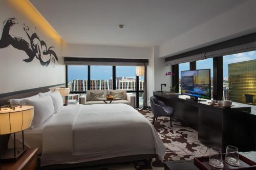 Postel nebo postele na pokoji v ubytování City of Dreams - Nobu Hotel Manila