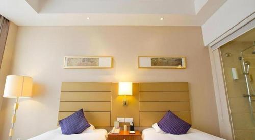 Postel nebo postele na pokoji v ubytování Inzone Garlnd Hotel Zhangqiu