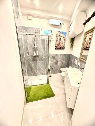 a bathroom with a shower with a green rug at Vatican Town House in Rome