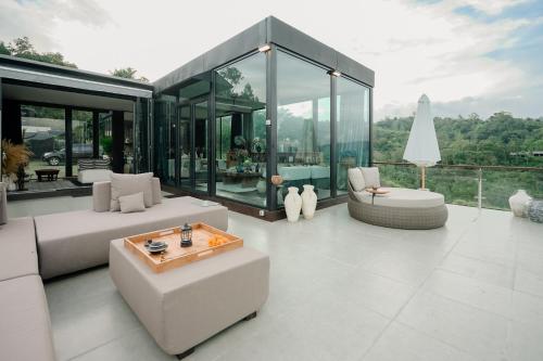 Ruang duduk di Kasbah Omara Luxury Villa - Batur Mountain View