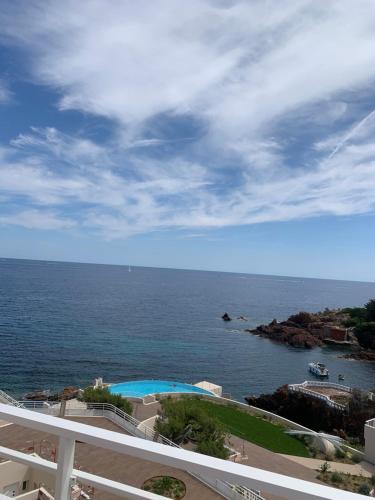 a view of the ocean from the balcony of a condo at Petit coin de paradis sur la mer in Saint-Raphaël