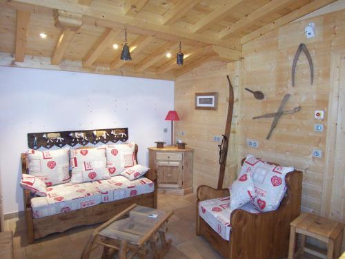 Pokój z łóżkiem, krzesłem i stołem w obiekcie les 7 laux immobilier chalet A w mieście Prapoutel