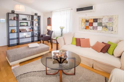 a living room with a couch and a table at Apartment Ivana 2435 in Malinska