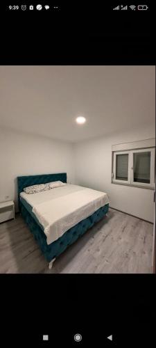 Un dormitorio con una cama y dos ventanas. en Kleopatra, en Trebinje