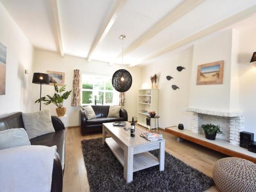 una sala de estar con un sofá y una mesa en Cozy Holiday Home in Zonnemaire near lakebeach, en Zonnemaire