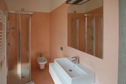 La salle de bains est pourvue d'un lavabo, d'une douche et de toilettes. dans l'établissement Villa Oldrado, à Cantù