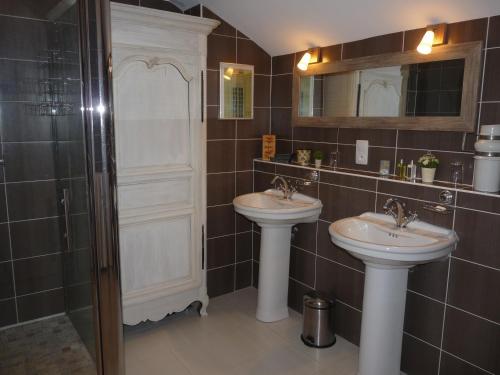 a bathroom with two sinks and a shower at Le point d'orgue in Pineuilh