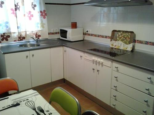 a small kitchen with a sink and a microwave at plaza artesania in La Barca de la Florida