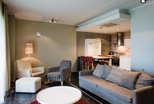 - un salon avec un canapé, des chaises et une table dans l'établissement Kuressaare Marina Apartment, à Kuressaare