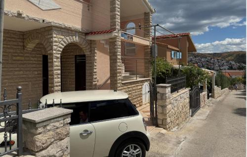 2 Bedroom Awesome Apartment In Okrug Gornji