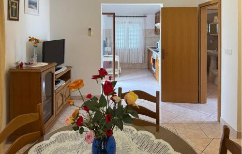 2 Bedroom Awesome Apartment In Okrug Gornji