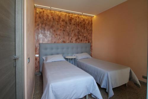 dwa łóżka siedzące obok siebie w pokoju w obiekcie Villa Oldrado w mieście Cantù