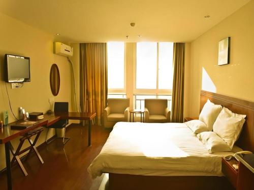 Postel nebo postele na pokoji v ubytování GreenTree Inn Yancheng Xiangshui Bus Station Express Hotel