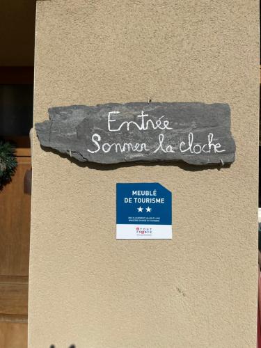 un panneau sur un mur indiquant l'entrée du bloc Sanoma Raza dans l'établissement Le clos du chêne - Chambres dans maison Bressane à Saint Trivier sur Moignans, à Baneins