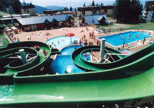 - un groupe de personnes dans une piscine d'un parc aquatique dans l'établissement les 7 laux immobilier chalet A, à Prapoutel