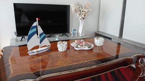 a coffee table with a model boat on top of it at White Sand Haven Guest House in Ebhausen