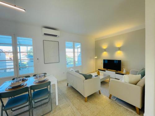 un salon avec un canapé et une table dans l'établissement Appartement T3 - 2ème étage, à Banyuls-sur-Mer