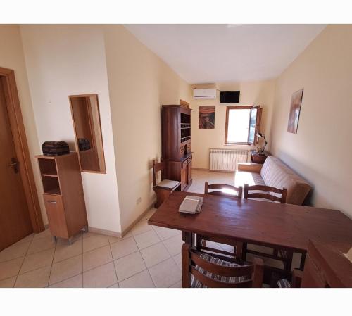 a living room with a table and a couch at Lo SCRIGNO in San Giorgio Montagna